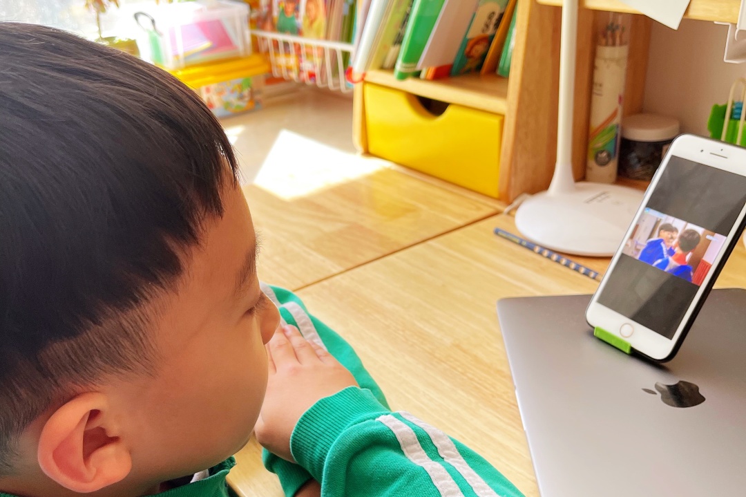 小孩在桌子上中度可信度描述已自动生成 小孩在桌子上中度可信度描述已自动生成