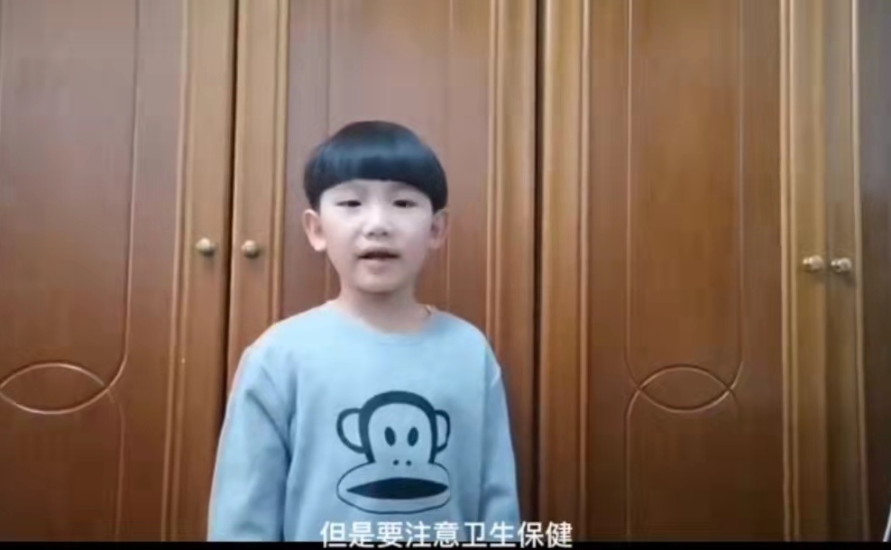男孩站在门前中度可信度描述已自动生成 男孩站在门前中度可信度描述已自动生成