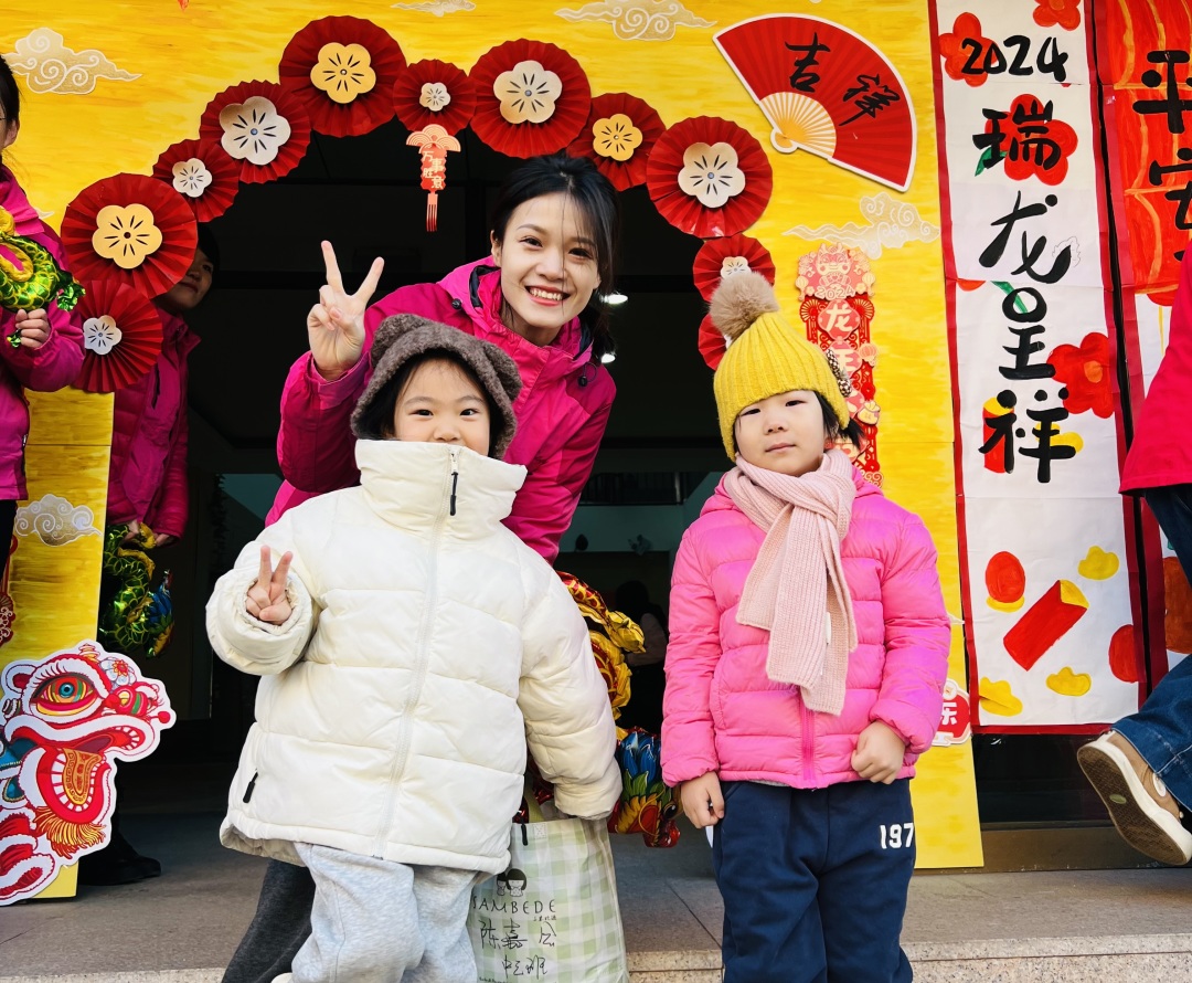 小孩们站在一起合影的一群人低可信度描述已自动生成