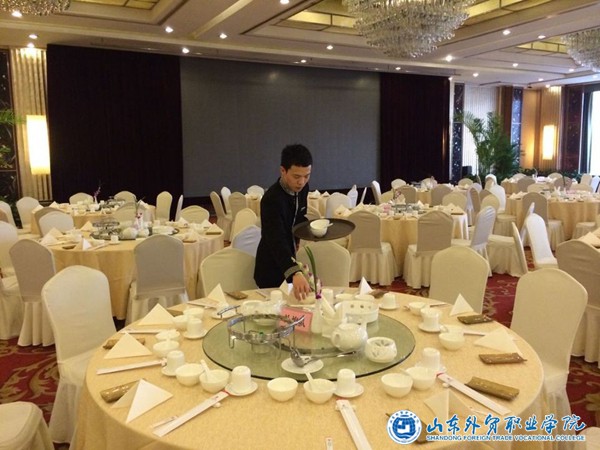 我院涉外旅游专业学生为亚信会提供后勤保障服务.jpg