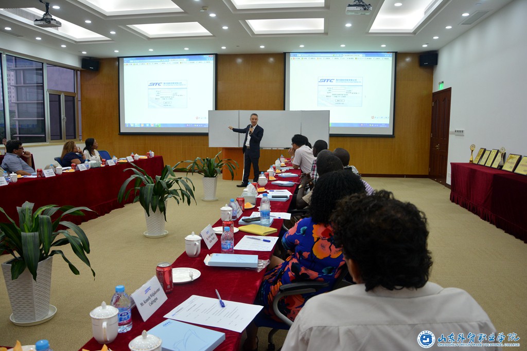 我院84级校友海丰国际控股执行董事兼首席执行官杨现祥为学员介绍企业情况.jpg